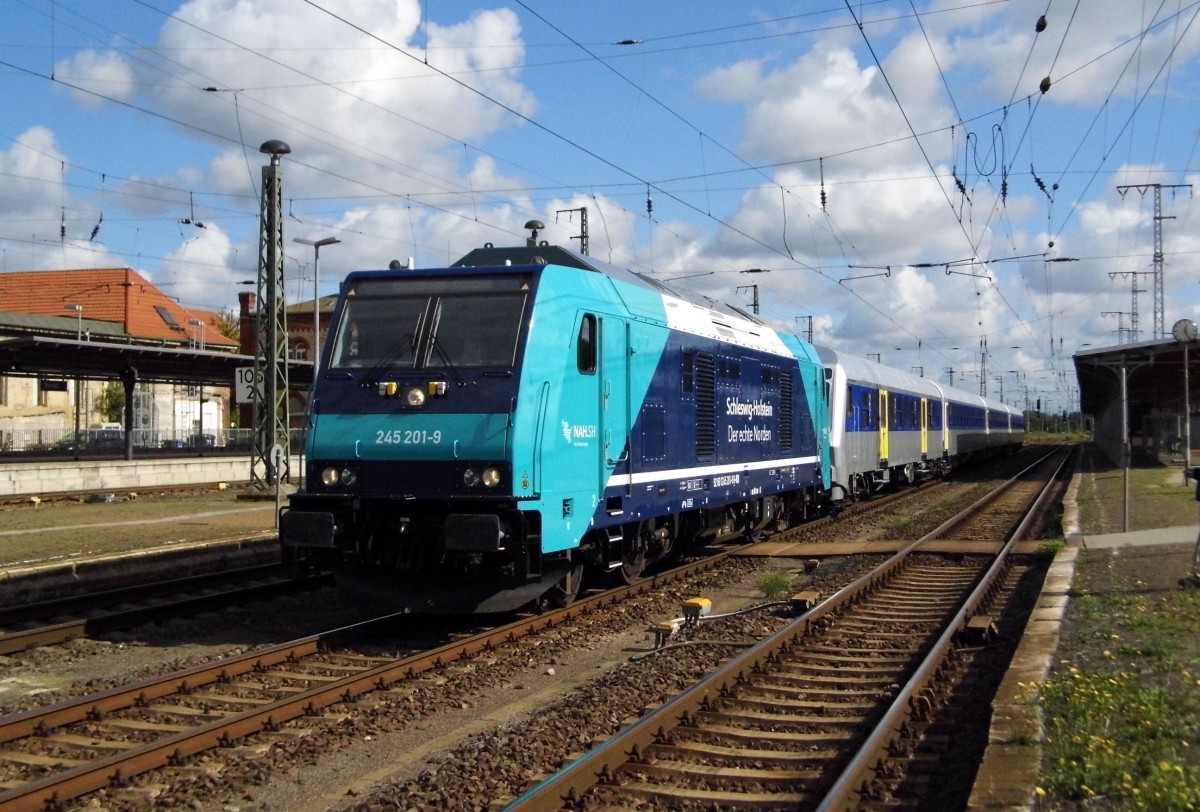 Am 26.09.2015 kam die 245 201-9 von der NOB aus Richtung Magdeburg nach Stendal und fuhr weiter in Richtung Wittenberge . 