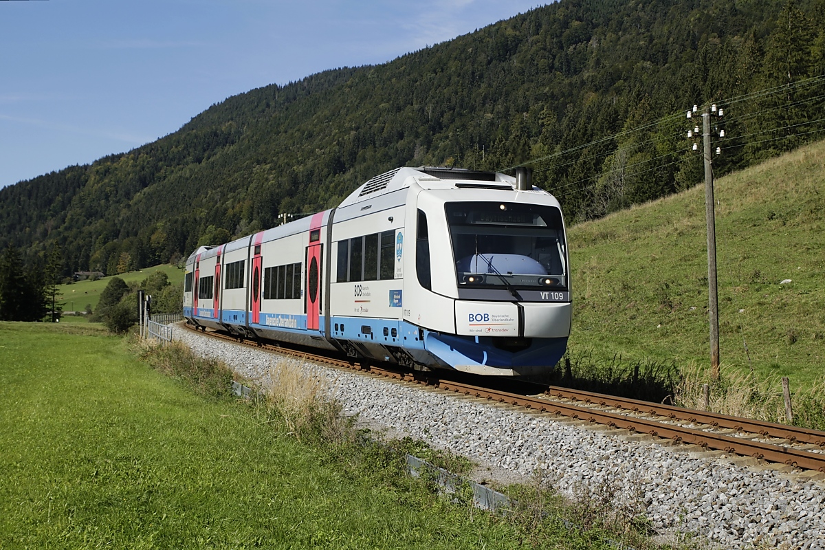 Am 26.09.2018 ist der VT 109 der Bayerischen Oberlandbahn bei Aurach in Richtung Bayrischzell unterwegs. Von diesem Triebwagentyp wurden nur 17 Exemplare bei den Jenbacher Werken gebaut. Obwohl die Fahrzeuge erst 20 Jahre alt sind, plant die BOB, sie in den nächsten Jahren durch LINT zu ersetzen.