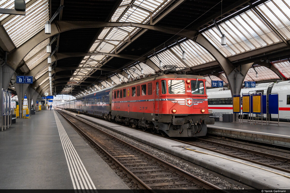 Am 26.09.2021 ist SBB Historic Ae 6/6 11425 wieder im Plandienst mit dem NJ 471 von (Berlin) Basel SBB nach Zürich HB und konnte hier im HB aufgenommen werden.