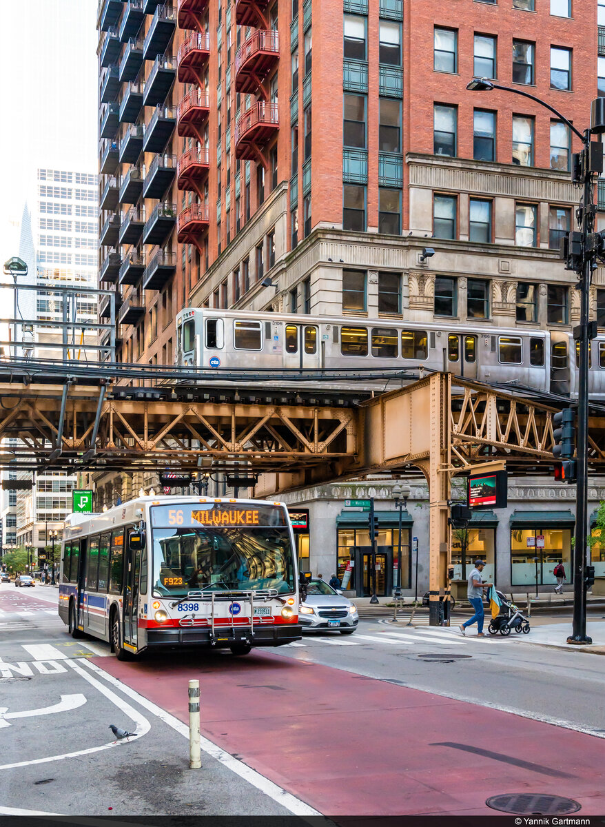 Am 26.09.2022 ist ein CTA Bus und ein L-Train bei Wells & Washington in Chicago, USA