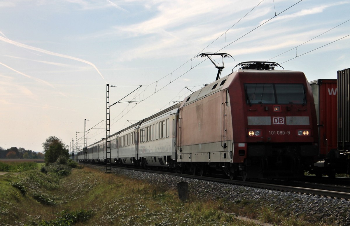 Am 26.10.2013 bespannte 101 090-9 den 110 min. verspteten EC 8 von Basel SBB nach Hamburg-Altona. Hier ist der Zug bei der Vorbeifahrt in Hgelheim, nrdlich von Mllheim (Baden) gen Norden.