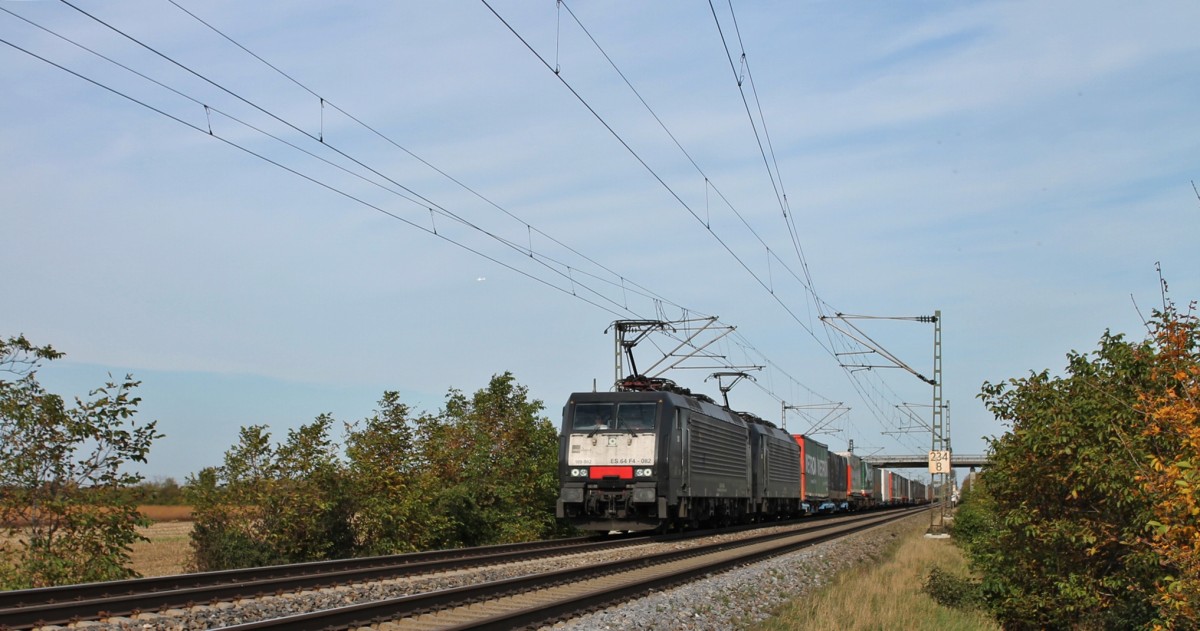 Am 26.10.2013 bespannte die MRCE/HTRS Nederland B.V. ES 64 F4-082 zusammen mit einer Schwestermaschiene, einen Containerzug als sie kurz vor Mülheim (Baden) gen Basel fuhren.