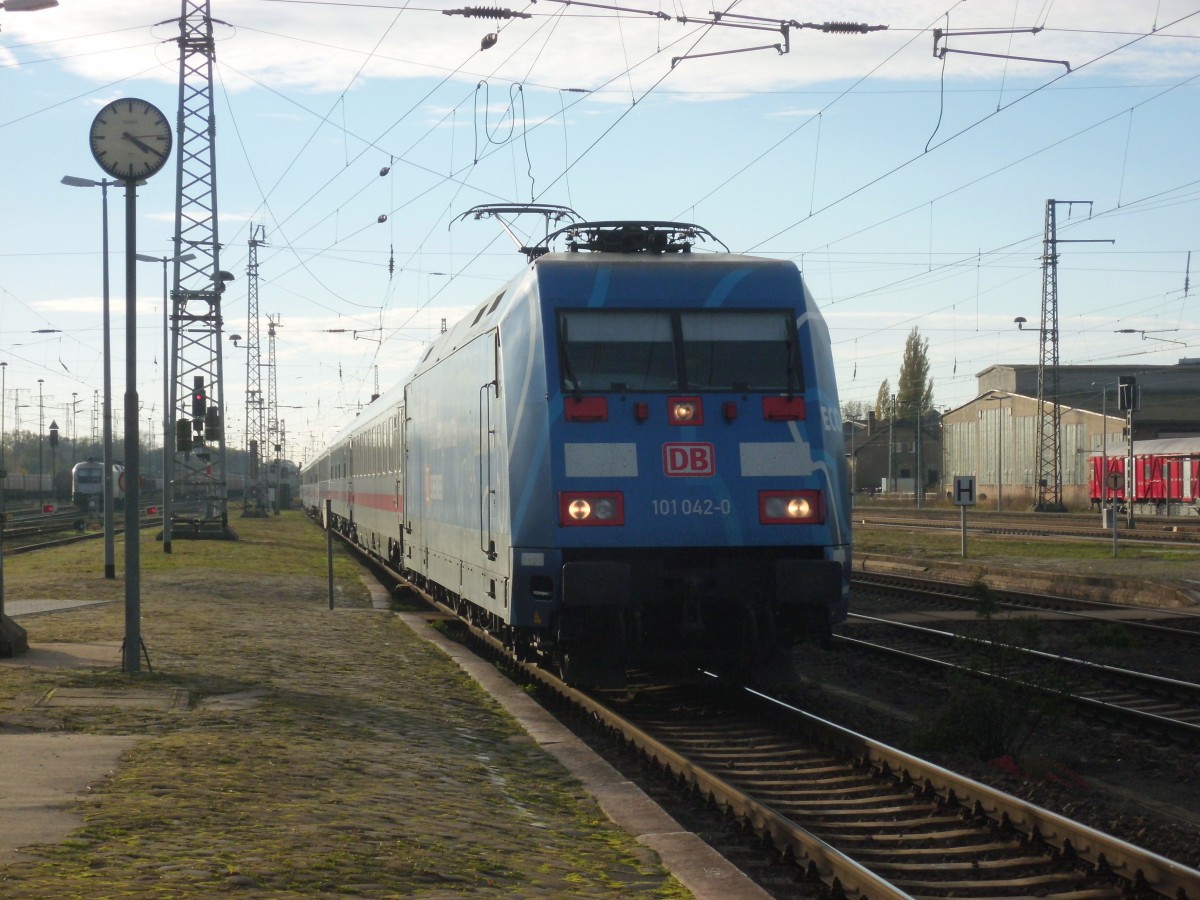 Am 26.10.2013 kam 101 042 mit dem IC 2239 durch Stendal und fuhr weiter Richtung Dresden.