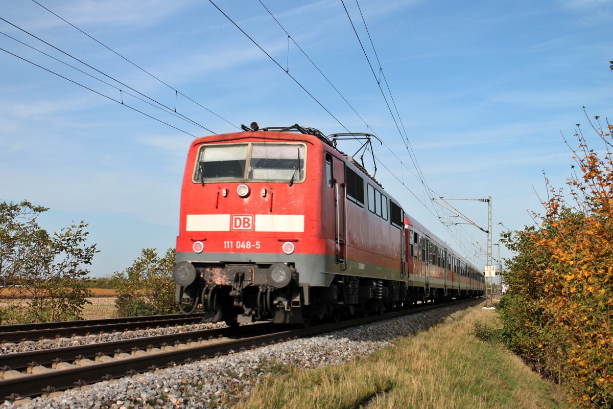 Am 26.10.2013 schob 111 048-5 die RB 26566 von Neuenburg (Baden) nach Freiburg (Brsg) Hbf. Hier ist sie mit falschem Stromabnehmer an der Oberleitung bei H�gelheim und f�hrt in k�rze in den Bahnhof von Buggingen ein.
