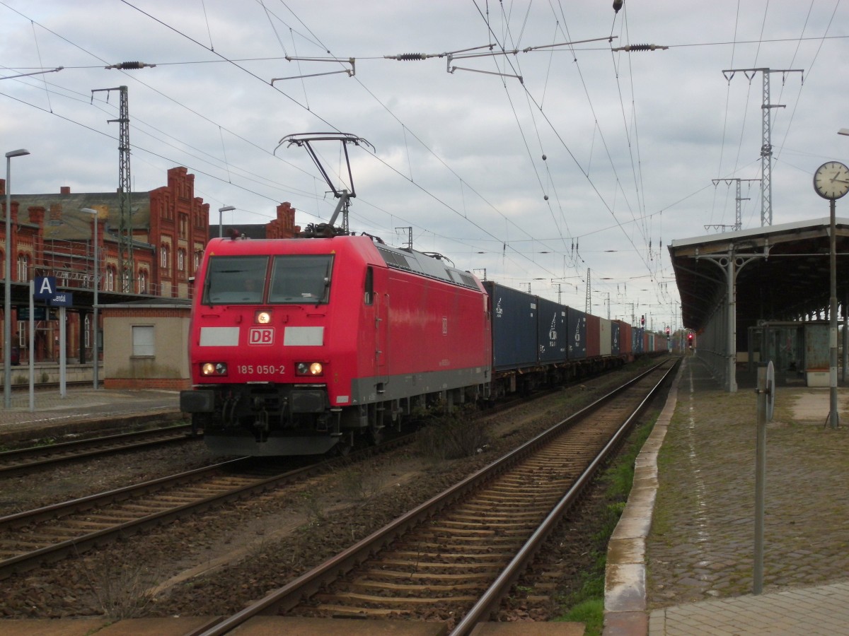 Am 26.10.2014 kam 185 050 mit einem Containerzug aus Richtung Magdeburg nach Stendal und fuhr weiter in Richtung Wittenberge. 