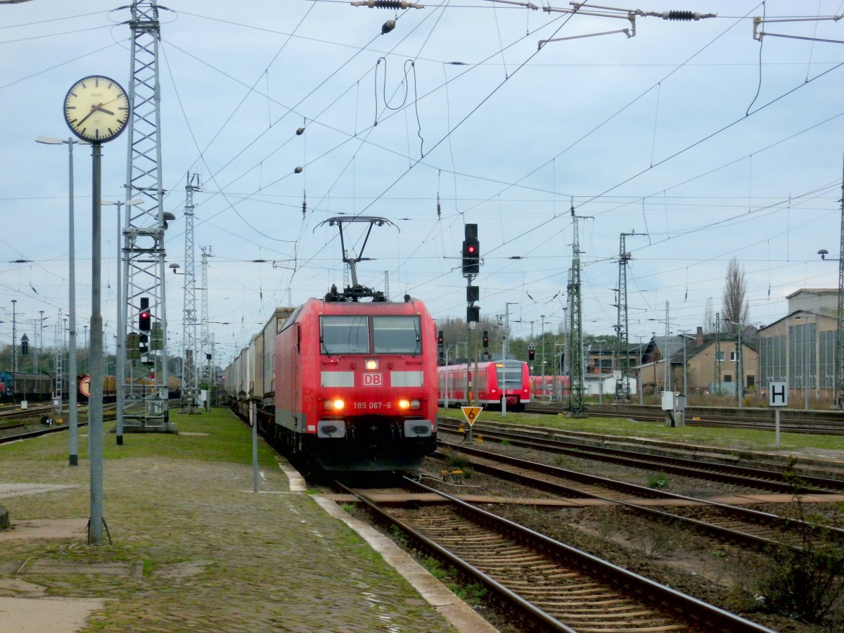 Am 26.10.2014 kam 185 067 mit einem DB Schenkerzug aus Richtung Wittenberge nach Stendal und fuhr weiter in Richtung Magdeburg. 