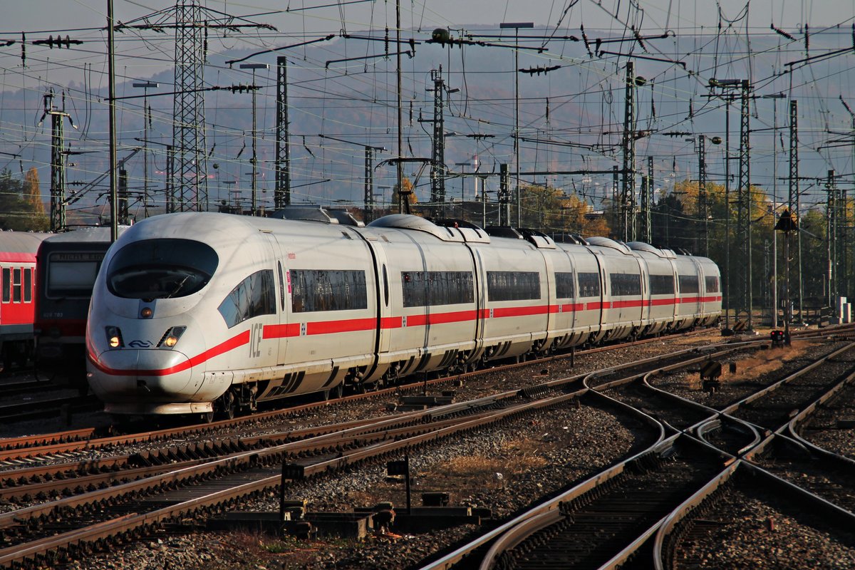 Am 26.10.2015 stand NS 406 051-3 (4651)  Amsterdam  als Leerzug im südlichen Vorfeld vom Badischen Bahnhof von Basel und wartete daruaf, das der ICE 504 (Basel Bad Bf - Köln Hbf) an Bahnsteig 5 hält, damit er sich dann an diesen ankuppeln kann und als ICE 104 (Basel Bad Bf - Amsterdam CS) mitzulaufen.