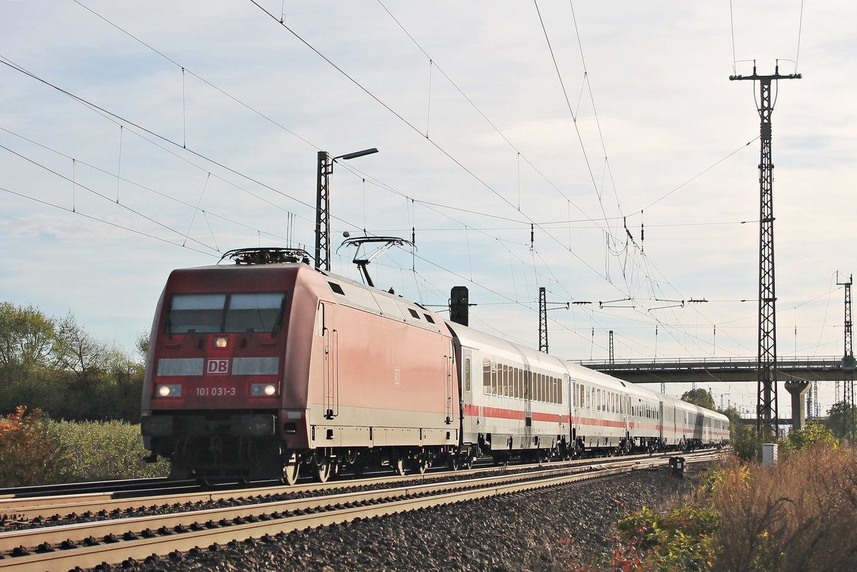 Am 26.10.2017 bespannte 101 031-3 den EC 206 (Zürich HB - Frankfurt (Main) Hbf), als sie bei Müllheim (Baden) in Richtung Buggingen fuhr.