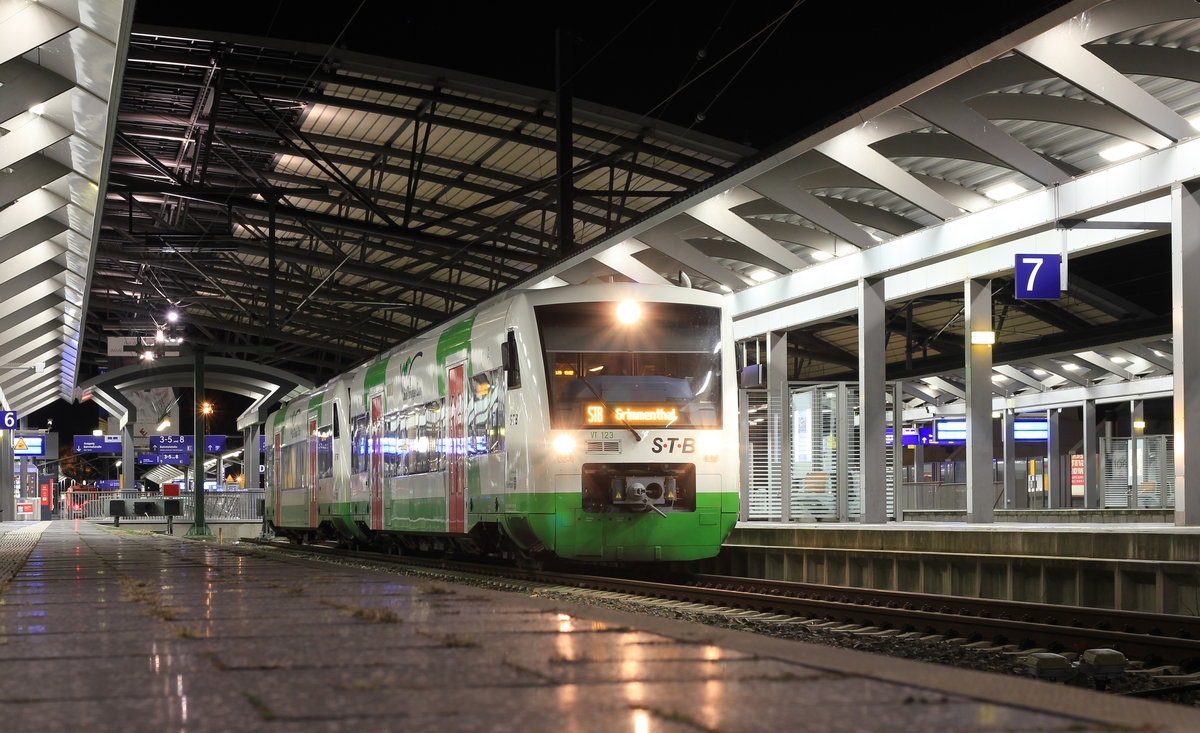 Am 26.10.2019 wartet ein von VT 123 angeführtes Schüttlerpärchen als StB nach Grimmenthal in Erfurt Hbf auf die Abfahrt. 