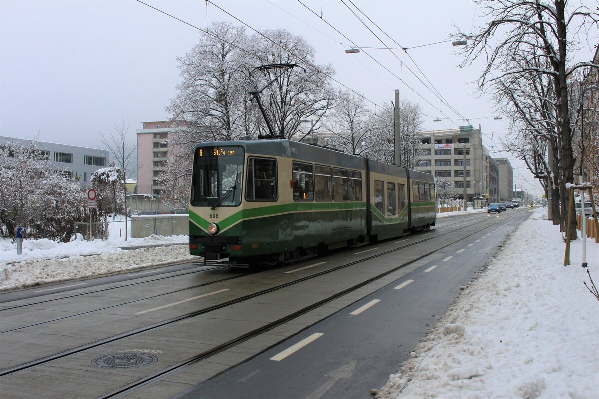 Am 26.11.2021 ging die neue Linie 6 zur Smartcity in Graz in Betrieb.
Selten aber doch kommen ältere Wagen wie der Wagen 608 auf der Linie zum Einsatz.
Am 10.12.2021 fährt der SGP 600er kurz von der Haltestelle Stahemberggasse in Richtung St.Peter
