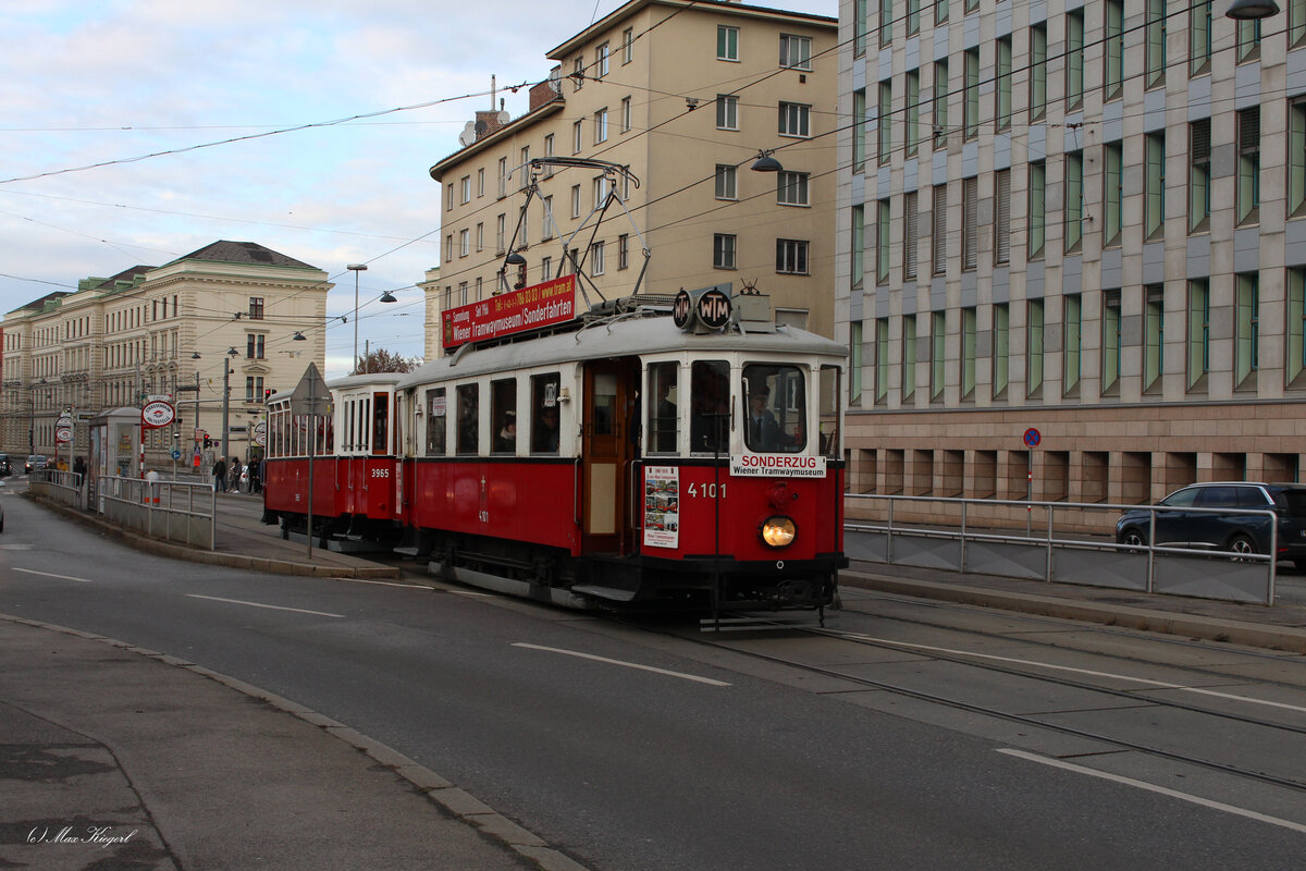 Am 26.11.2022 fuhr der historische Triebwagen M1 4101 mit dem Beiwagen k5 3965 des Wiener Tramwaymuseum vom Westbahnhof über die Linien 6/18, 49, Ring, 71 und 18 zum Tramwaymuseum in Erdberg.
Hier verlässt die historische Garnitur aus den 1970er die Haltestelle St. Marx.