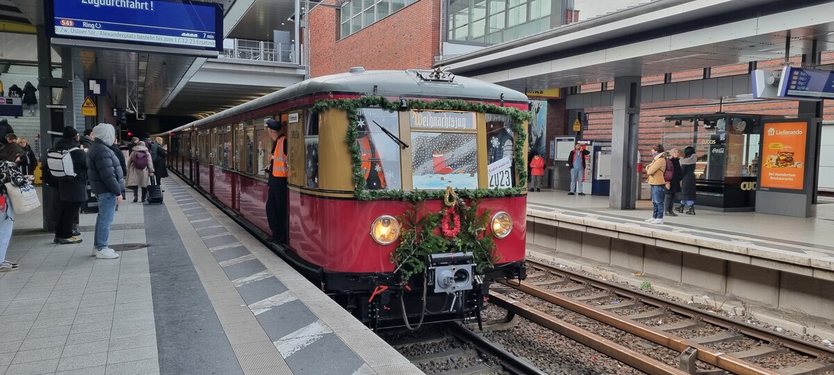 am 26.11.2023 rollt der Weihnachtszug der S-Bahn wieder durch Berlin, hier in Berlin Gesundbrunnen/Nordkreuz