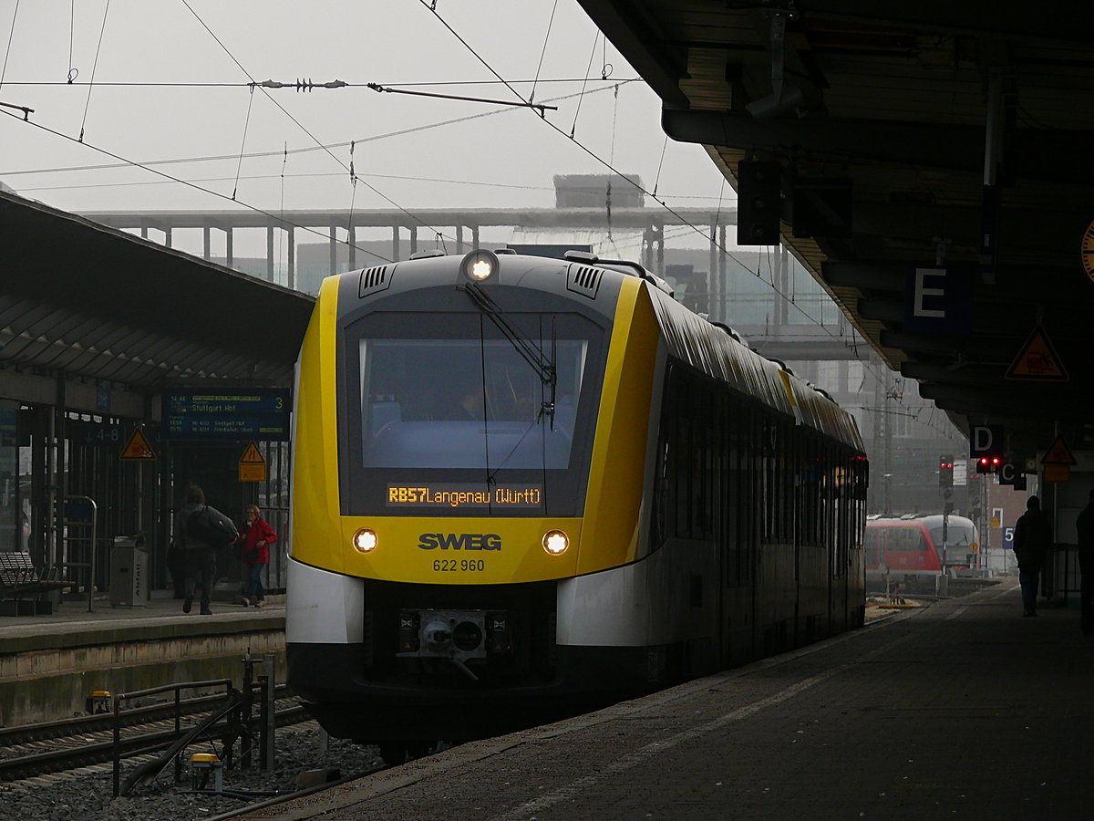 Am 26.12. steht 622 460 der SWEG in Ulm Hbf und wartet auf Gleis 4 auf die Abfahrt um 14:32 Uhr als HzL RB 57 (26548) nach Langenau (Württ).