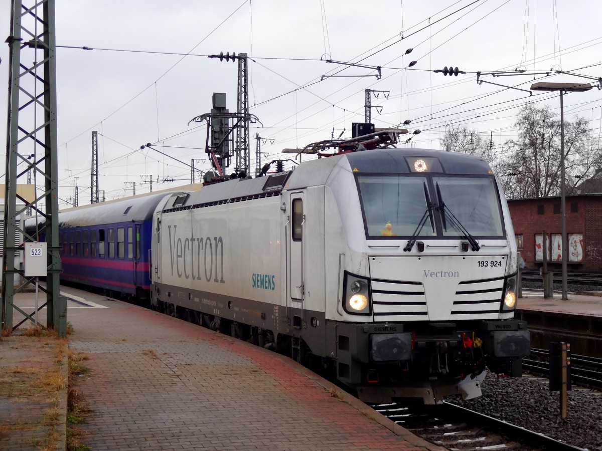 Am 26.12.13 fuhr 193 924 mit einem Sonderzug von Mannheim nach Köln. 
Aufgenommen am Mannheimer Hauptbahnhof an Bahnsteig 8.