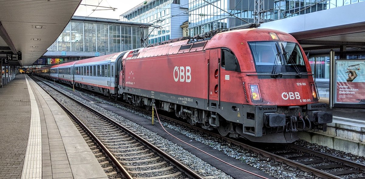 Am 26.12.2019 hätte 1216 005 (E 190 005) den EC nach Italien am Harken. Hier am Münchner Hbf.