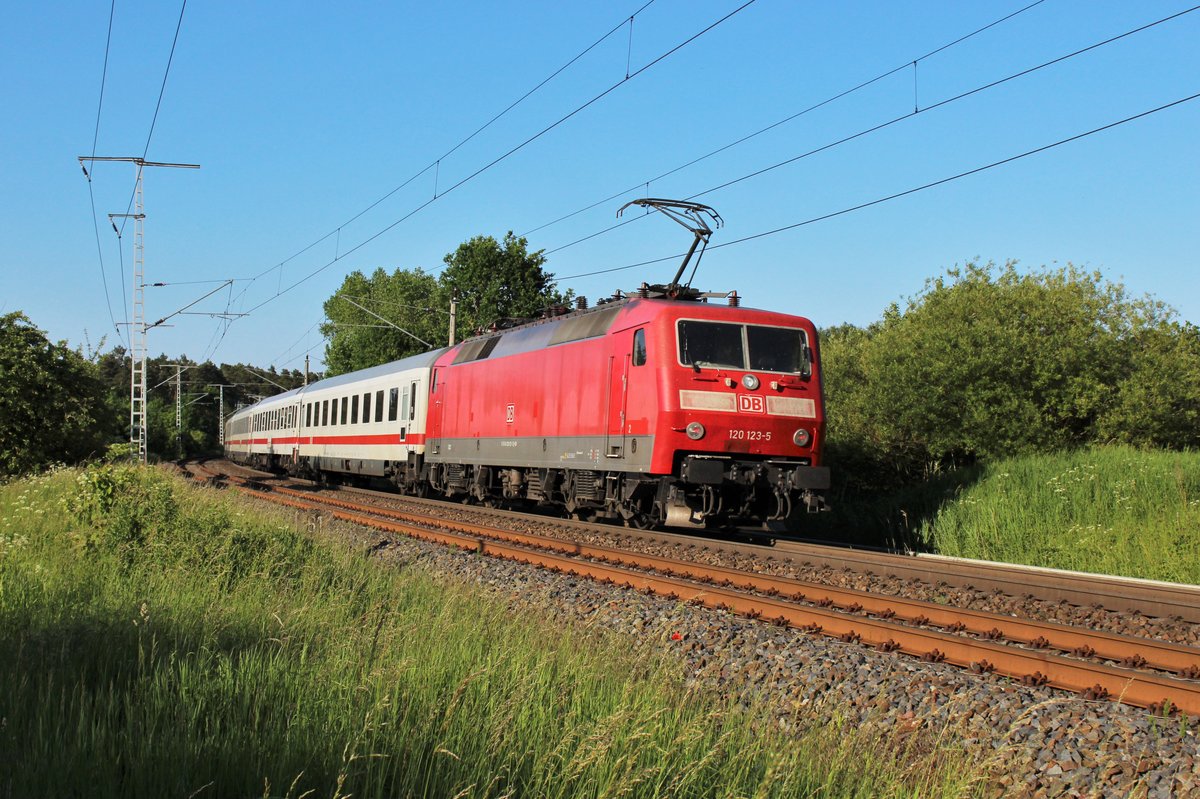 Am 2.6.17 schob 120 123 IC 2372 gen Rostock. Hier bei der Ausfahrt aus Bad Kleinen