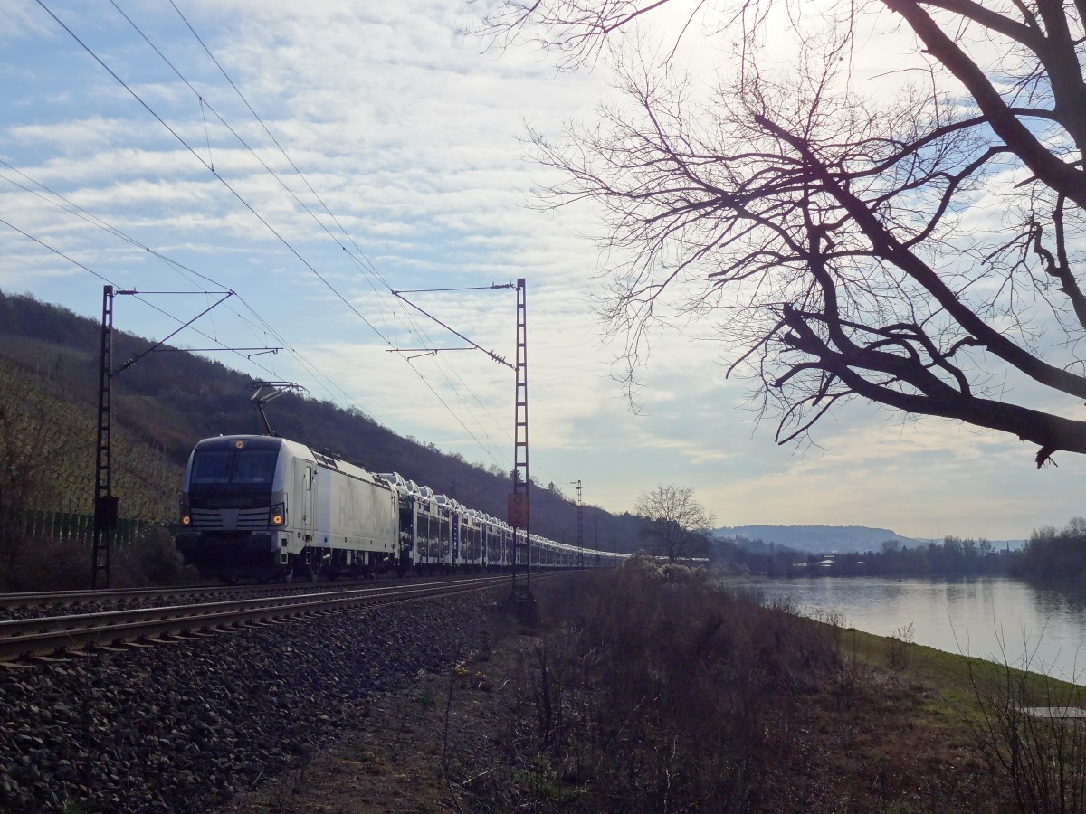 Am 26.2.14 fuhr ein Vectron mit einem Autozug durch das schöne Maintal.
Aufgenommen bei Thüngersheim.