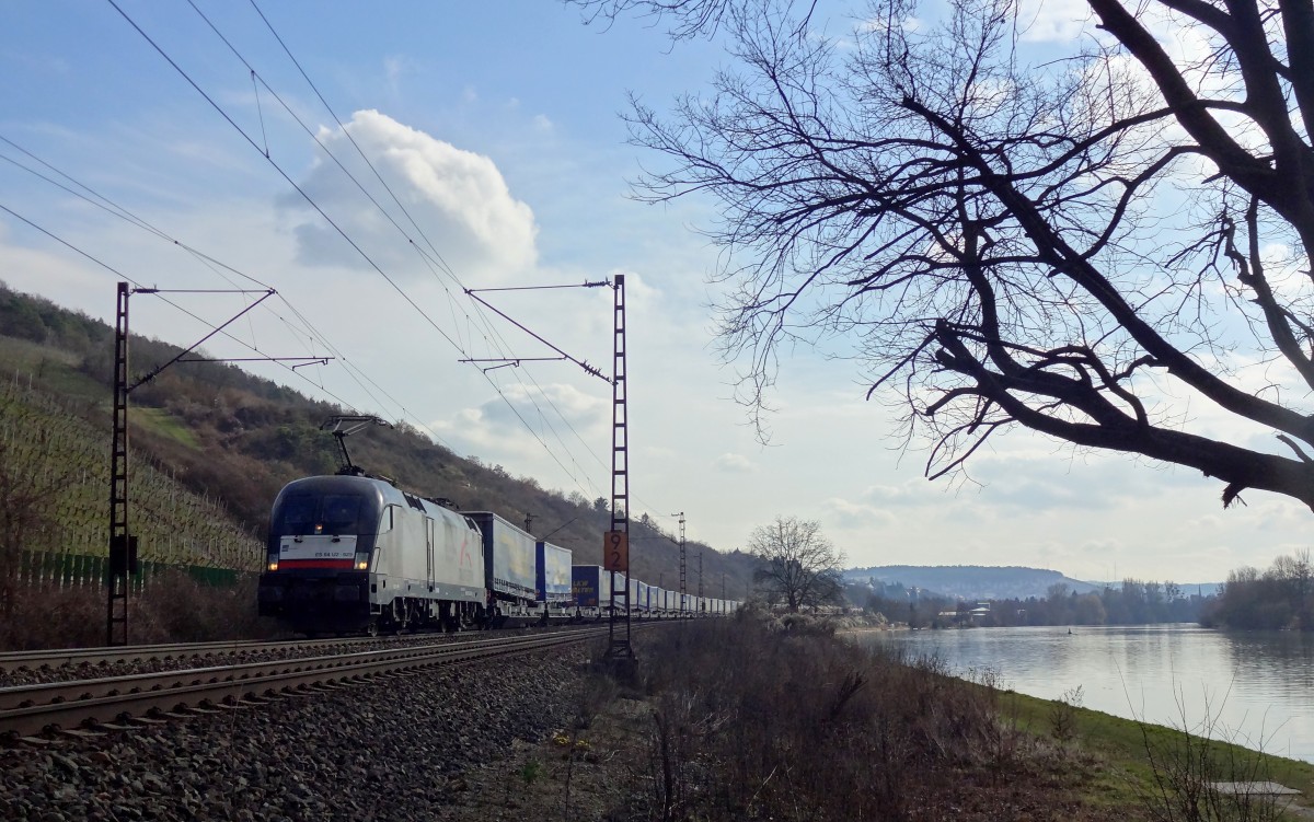 Am 26.2.14 schlängelt sich ein LKW Walter Zug durch das Maintal. 
Gezogen wurde der Zug vom Txl-Werbetaurus. 
Aufgenommen bei Thüngersheim. 