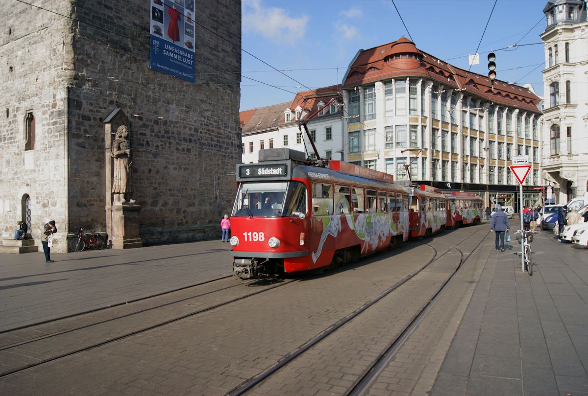Am 26.2.2016 waren zwei der drei Tatra-Großzüge der HAVAG auf Linie 3 unterwegs. Hier ist T4D-C 1198 zusammen mit 1160 und B4D-C 195 auf dem Markt in Richtung Südstadt unterwegs.