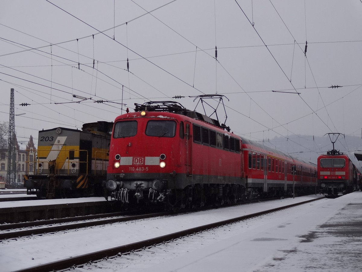 Am 26.3.13 verließ die inzwischen verschrottete 110 483 den verschneiten Tübinger Hauptbahnhof mit ihrem InterRegioExpress nach Stuttgart. 
