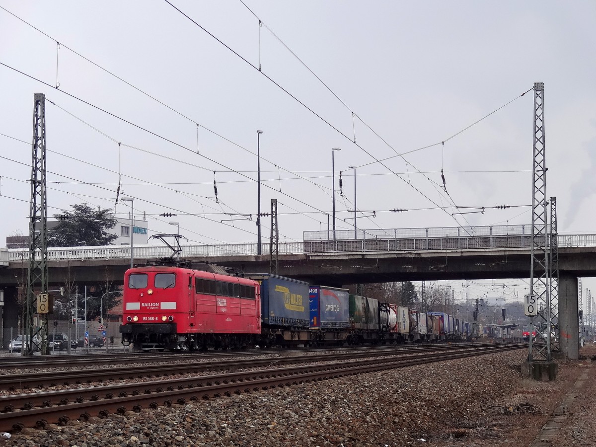 Am 26.3.13 war meine Verfolgerlok alias 151 086 mit einem KLV auf der KBS750 unterwegs.
Aufgenommen wurde der Zug nahe dem Bahnhof Oberesslingen. 