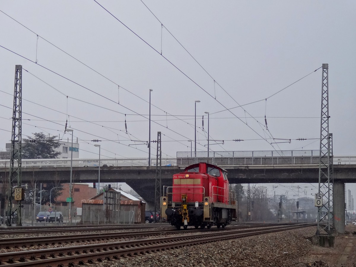 Am 26.3.13 wurde die 294 664 von Plochingen nach Kornwestheim überführt. 
Sie erreichte meinen Fotostandpunkt in Oberesslingen gegen 11:45.

