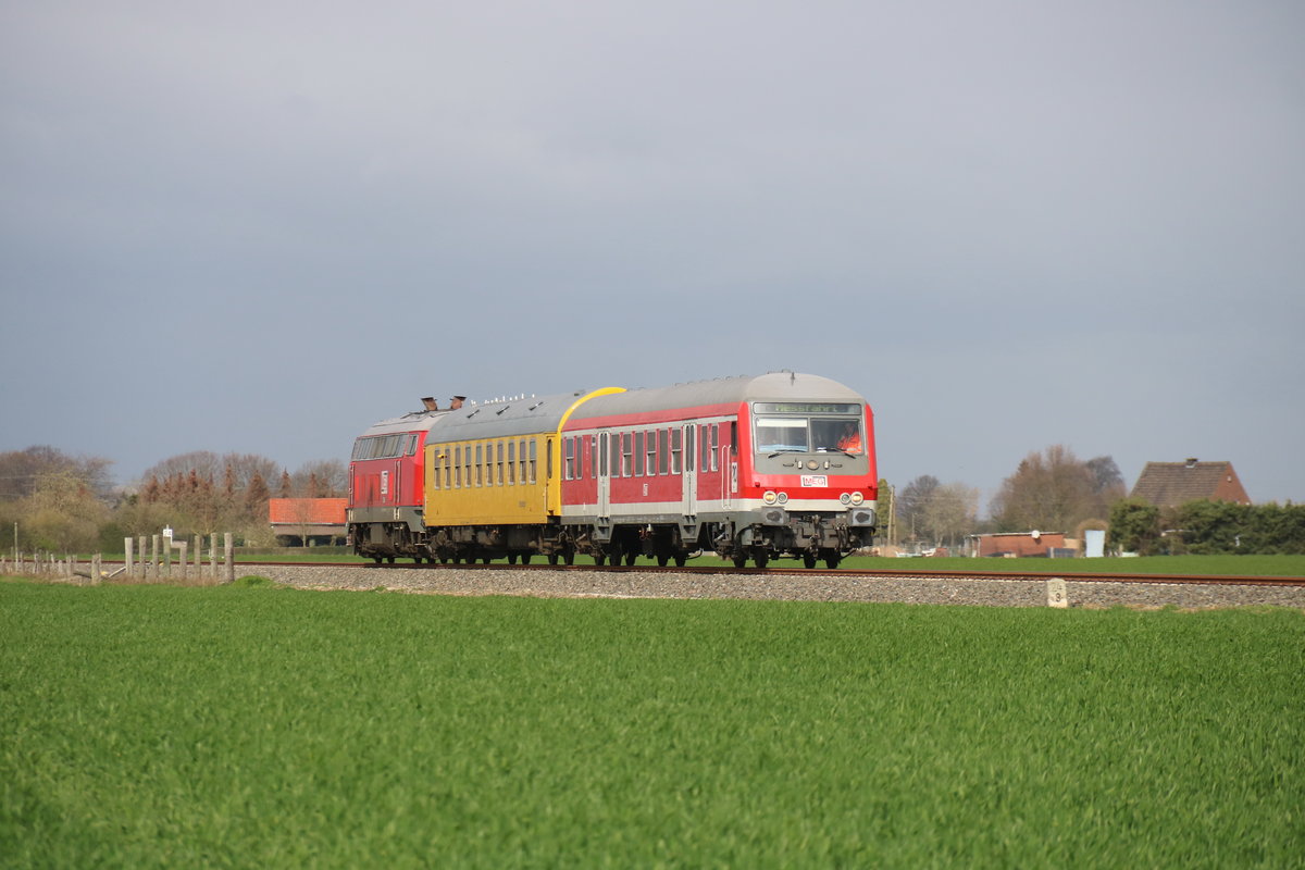Am 26.3.2019 machte sich ein Messzug der MEG auf den Weg von Moers durch Niederrhein in die Domstadt Xanten und wieder zurück. Bei herrlichen Sonnenschein konnte dieser Zug, geschoben von 218 467, einige Meter vor Millingen bei Rheinberg festgehalten werden.