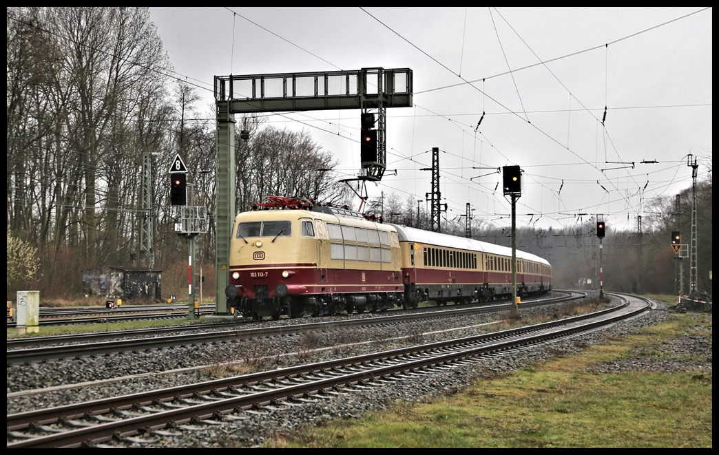 Am 26.3.2023 kam mal wieder der AKE Rheingold über die Rollbahn nach Hamburg. Bei dieser Fahrt war, wie in alten Zeiten zu beobachten. eine 103 die Zuglok. Um 9.50 Uhr erreicht hier der Zug gerade die Bahnhof Einfahrt von Hasbergen. Nächster Halt ist Osnabrück HBF.