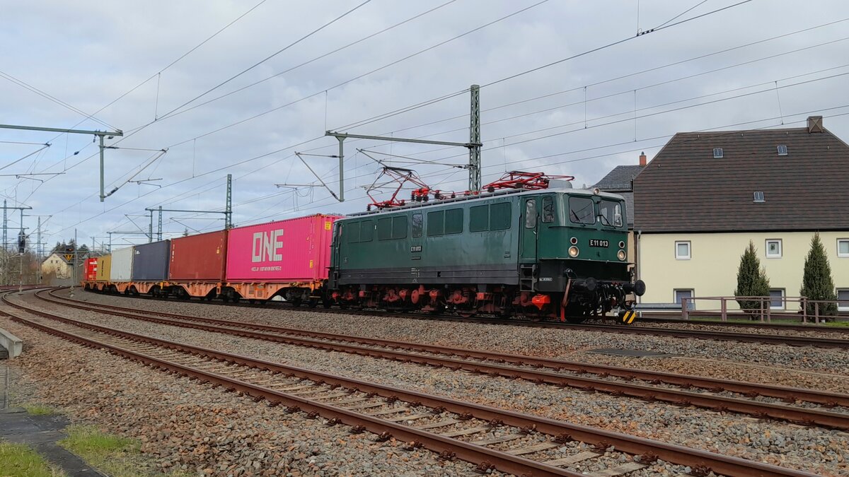 Am 26.3.23 war E11 013 mit einem Containerzug Richtung Dresden unterwegs, hier in Niederwiesa.