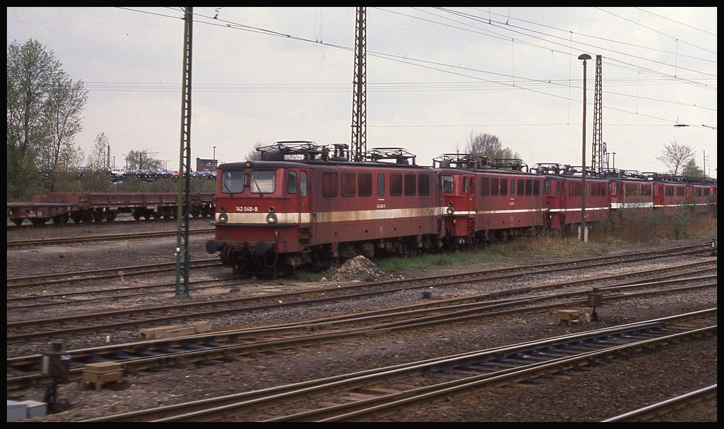 Am 26.4.1992 standen etliche 142 Elektroloks in Leipzig Wahren abgestellt. Vorn ist 142048 zu sehen.