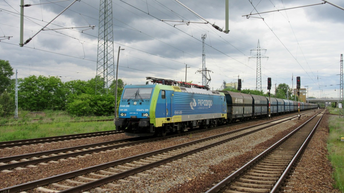 am 26.5.15 rauschte PKP-Cargo 189 205 mit einem leeren Kohlezug durch Berlin-Schönefeld Flughafen Richtung Süden