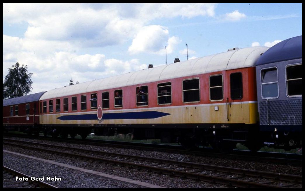 Am 26.5.1990 war in einem Sonderzug in Alsenz ein alter Apfelpfeilwagen eingereiht. Die einst farbenfrohe Lackierung war allerdings schon arg verblichen. Der Wagen trug folgende Bezeichnung: WGm 518009-80923-8