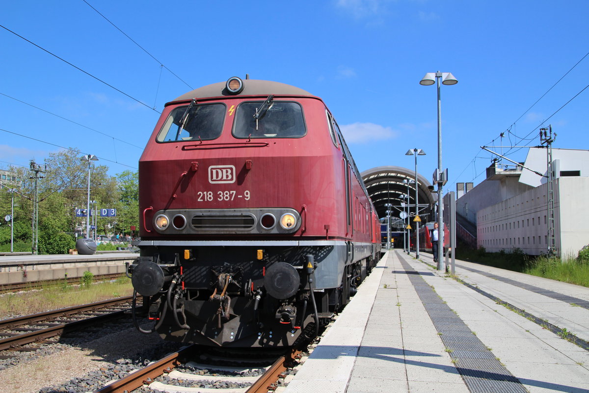 AM 26.5.2017 konnte ich 218 387-9 in Kiel Hbf Fotografieren, leider hatte die zeit nicht mehr gereicht eine Fotostelle aufzusuchen.
Die Lok kam von 218 330-9 aus hamburg geschleppt in Kiel an, um wenige minuten später in die werkstatt gedrückt zu werden.