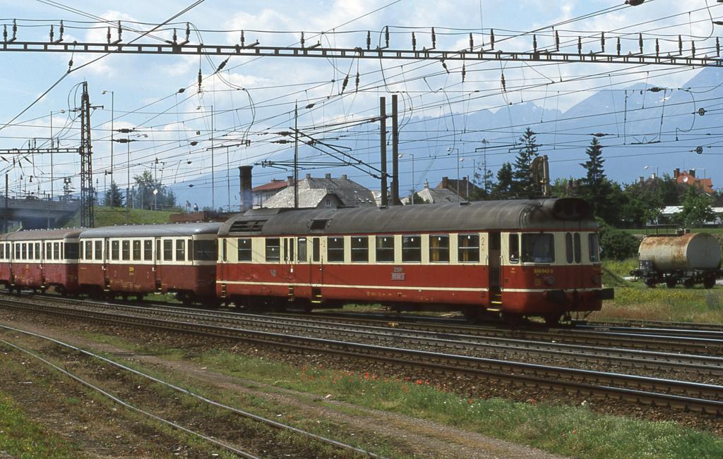 Am 26.6.2001 kommt der VT 850042 aus dem Depot in Poprad und fhrt zum 
Bahnhof hinunter.