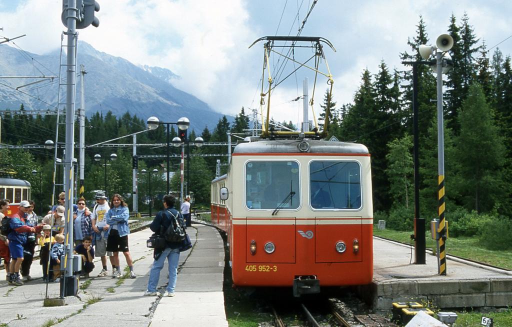 Am 26.6.2001 steht die Zahnradbahn 405952 in Strbske Pleso wieder zur Rckfahrt
in die Talstation bereit. 