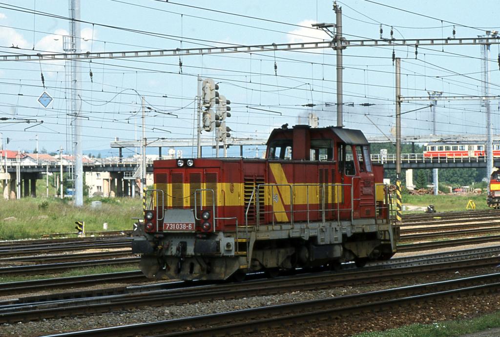 Am 26.6.2001 wartet 731038 auf den nchsten Einsatz im Bahnhof Poprad Tatry.
Im Hintergrund ist noch eine der alten Tatra Schmaspurbahnen im
oberen Bahnhofteil zu sehen.
