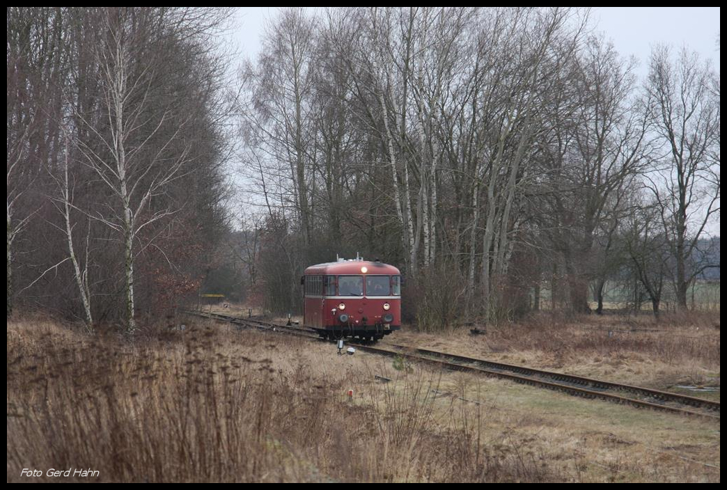 Am 26.6.2017 kam noch einmal ein Uerdinger Triebwagen im Rahmen einer Sonderfahrt nach Putlitz. Hier erreicht der 798610 gerade den Ortsrand von Putlitz.