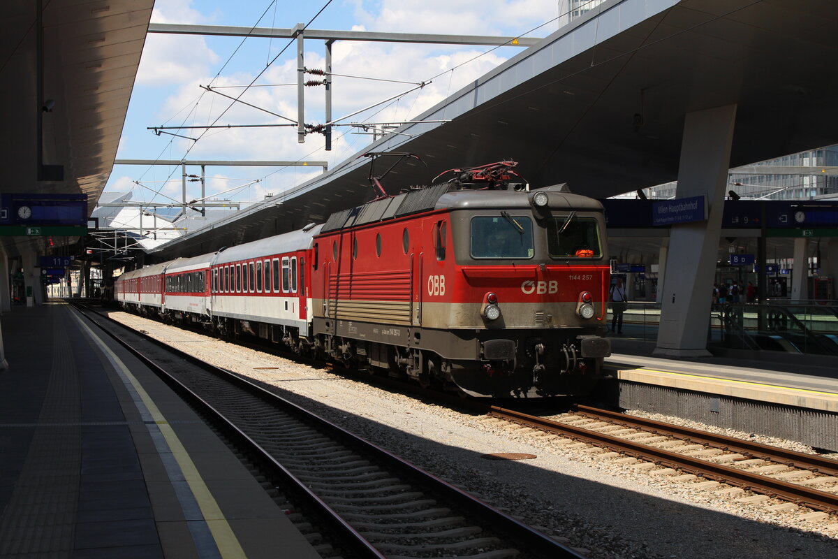 Am 26.6.2022 fuhr der sonst als EN1152 von Split nach Bratislava Nové Metso verkehrende Zug als SEN19152 von (Split-) Šentilj nach Bratislava Nové Mesto allerdings über Kittsee statt wie planmäßig über Marchegg.
Bespannt wurde der Zug von Spielfeld-Straß nach Bratislava Petržalka mit der 1144 257 die hier mit dem SEN19152 mit gut 180min Verspätung den Wiener Hauptbahnhof verlässt.