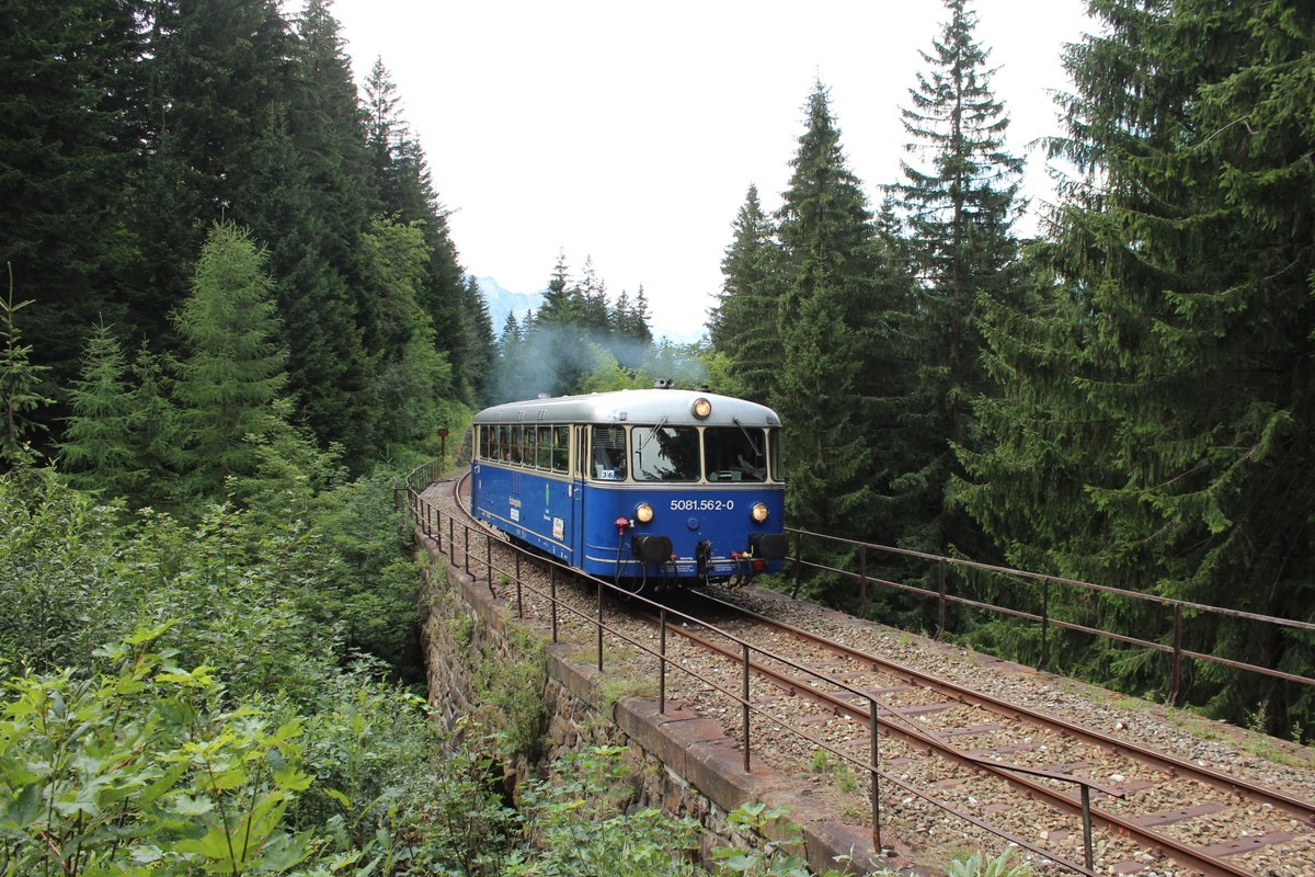 Am 26.7.2015 überquert der 5081 562 als R5002 den 72m langen Weinzettelgraben-Viadukt kurz vor Präbichl.