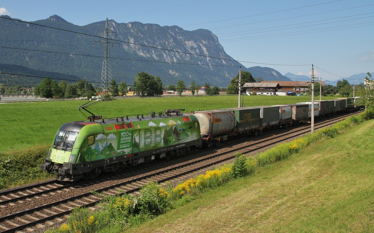 Am 26.7.2018 kommt die 1016 020-0  100% grüner Bahnstrom  der ÖBB mit einem Ganzzug von München Richtung Brenner, hier bei Kirchbichl. Die Lok fährt ab Wörgl als Schiebe zum Brenner. 