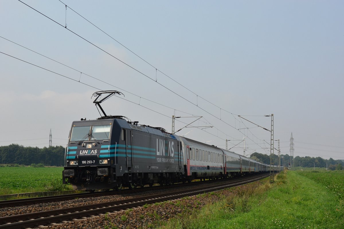 Am 26.8.17 fuhr mir meine erste LINEAS 186er in Form von 186 293-7 vor die Linse. Sie hatte die Aufgabe einen Sonderzug von Pailpromo von Amsterdam nach Köln Deutz zur Gamescom zu fahren. Im Block hinter dem RE8 fuhr sie durch Gubberath Richtung Grevenbroich.

Gubberath 26.08.2017