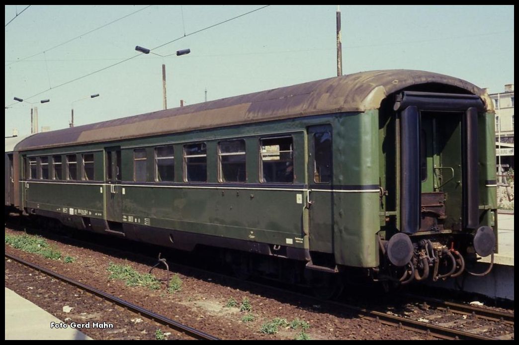 Am 26.8.1990 stand dieser Bghn 505029-14255-9 im regulären Personenzugeinsatz. Ich entdeckte ihn fotogen an einem Zugende eingereiht im Hauptbahnhof Magdeburg.