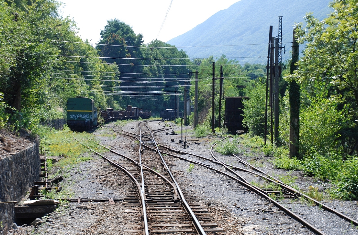 Am 26.8.2008 zeigten sich die Gleisanlagen in St.Georges de Commiers noch in recht ursprünglichem Zustand. Bis 2010 hatte man sie dann fast saniert. Aufnahme von der Plattform des letzten Wagens.