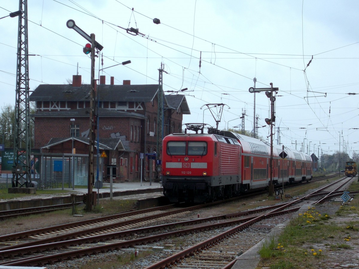 Am 26.April 2015 brauchte 112 120,mit dem RE 18503 Falkenberg-Stralsund,in Grimmen nicht auf den Gegenzug zuwarten.