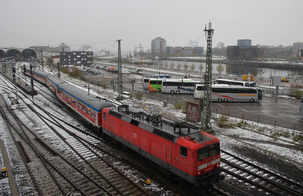Am 26.April 2016 kehrte der Winter noch einmal kurz nach Kiel zurück. Im frischen Schnee macht sich 143 966-0 mit einer RB77 (RB21119) nach Neumünster auf den Weg. 