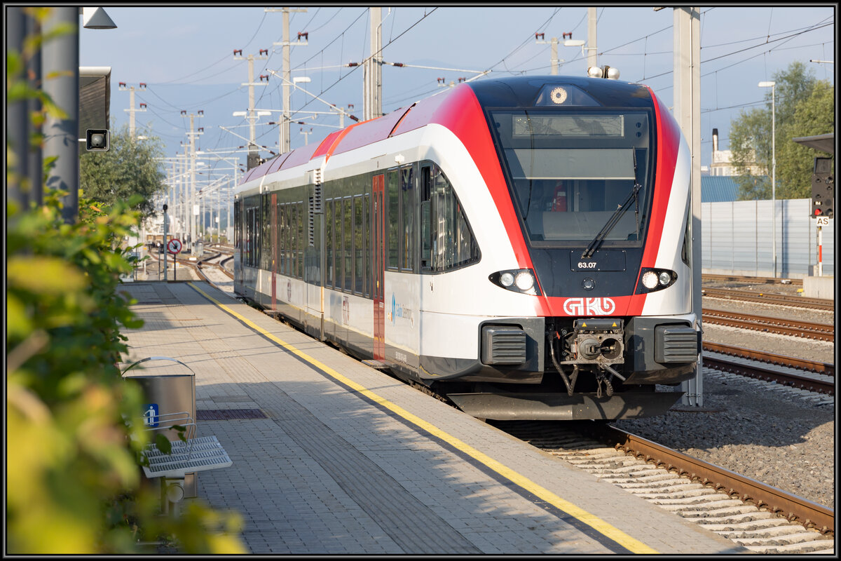 Am 26.August 2022 konnte ich GTW 07 im Bahnhof Wettmanstätten ablichten . 
Die seit Juli dauernde Sperre der GKB am Wieser Ast wird mit 11. September enden.