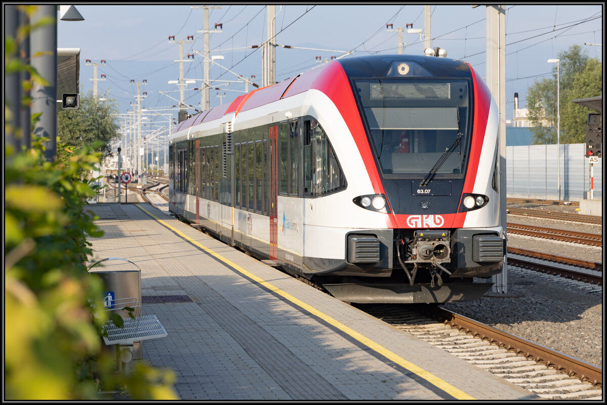 Am 26.August 2022 konnte ich GTW 07 im Bahnhof Wettmanstätten ablichten . 
Die seit Juli dauernde Sperre der GKB am Wieser Ast wird mit 11. September enden.