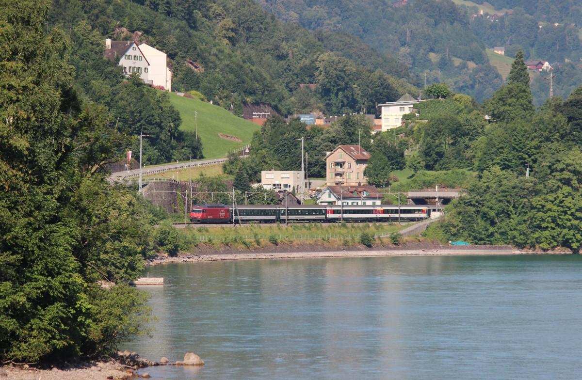 Am 26.Juli 2013 war 460 048 zwischen Mhlehorn und Unterterzen an der Strecke Ziegelbrcke - Sargans mit einem Schnellzug auf dem Weg nach Chur.