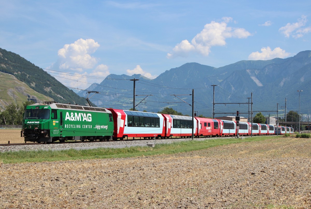 Am 26.Juli 2013 war Ge4/4 III Lok 647 der RhB mit dem Glacierexpress aus Chur zwischen Felsberg und Domat/Ems auf dem Weg Richtung Reichenau-Tamins.