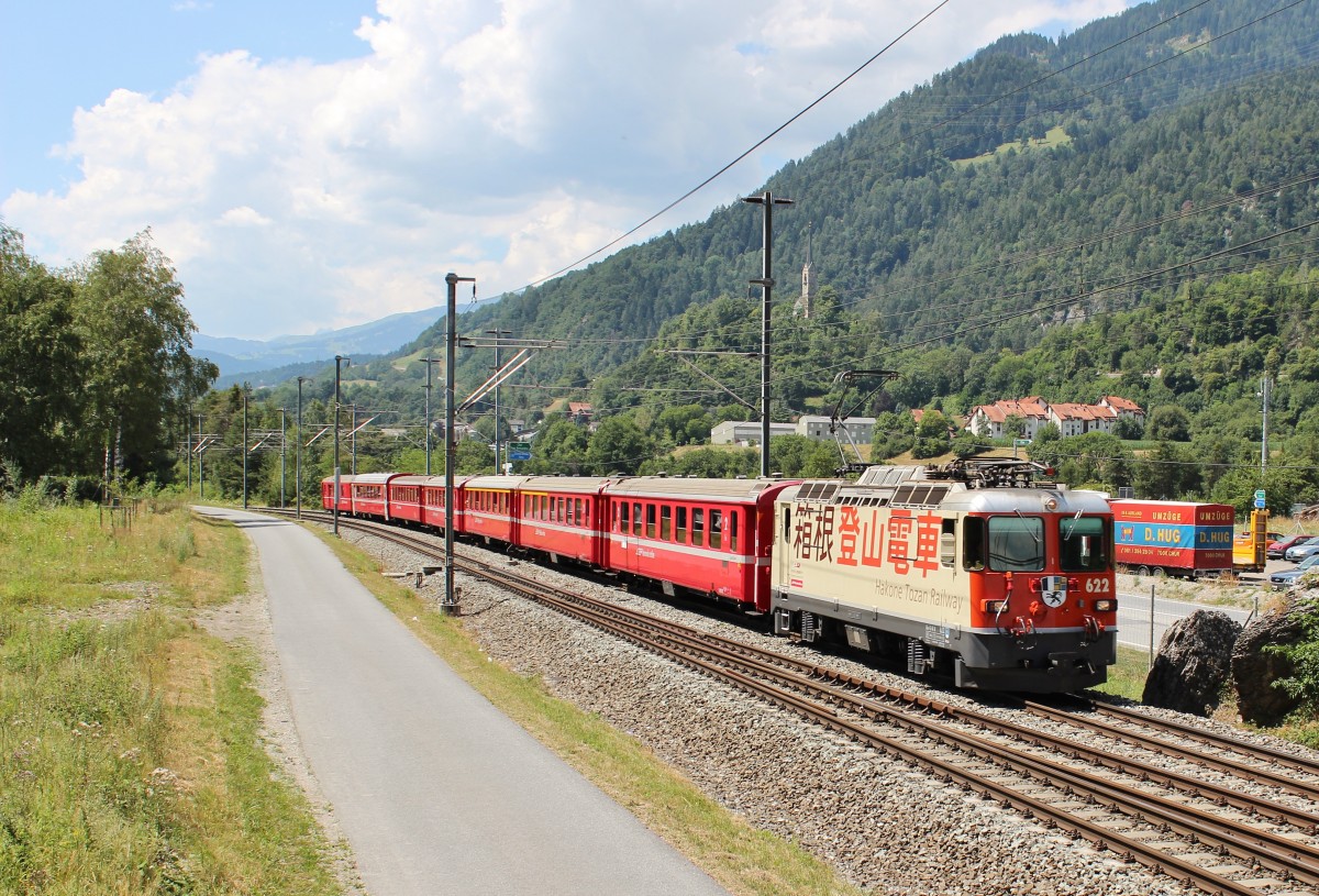 Am 26.Juli 2013 war Ge4/4 II Lok 622 der RhB mit einem Schnellzug aus Richtung Reichenau-Tamins bei Domat/Ems-Emswerk auf dem Weg nach Chur.